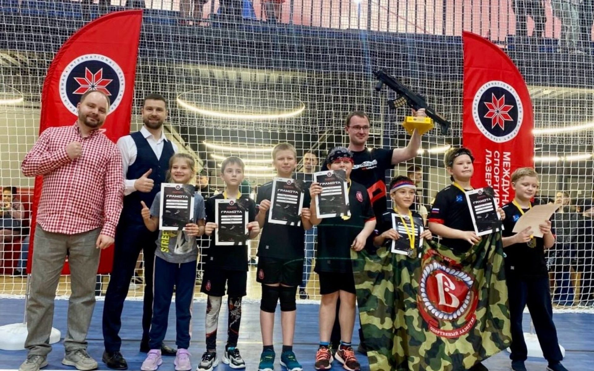 Команды-победители в возрастной категории 6-9 лет турнира по спортивному лазертагу GOLDEN CUP 3.0