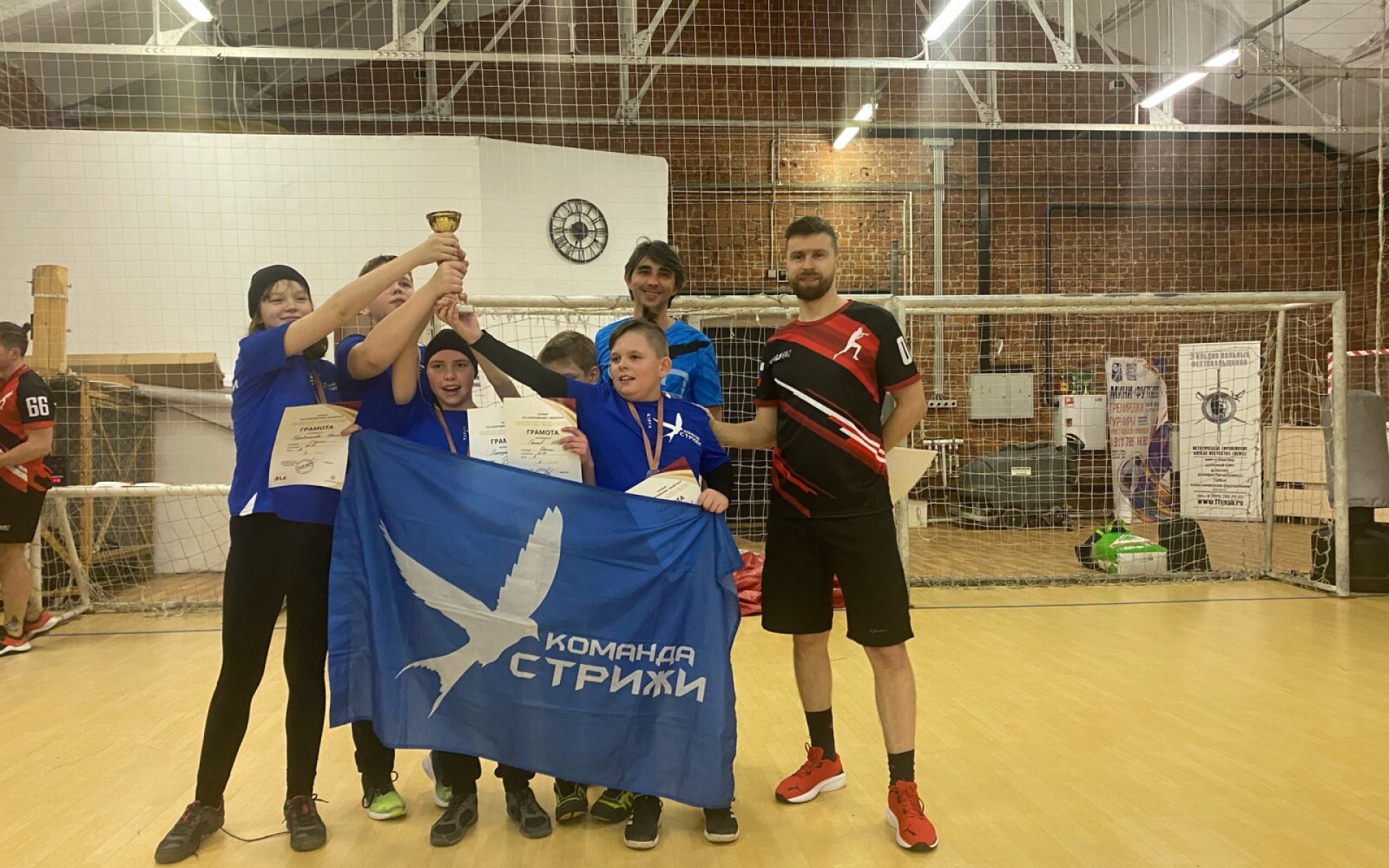 Команды-победители в возрастной категории 10-12 лет соревнований по спортивному лазертагу «Golden Cup»