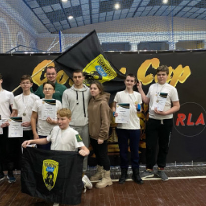 Команды-победители в возрастной категории 15-17 лет соревнований по спортивному лазертагу «Golden Cup»
