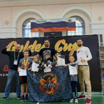 Команды-победители в возрастной категории 6-9 лет соревнований по спортивному лазертагу «Golden Cup»